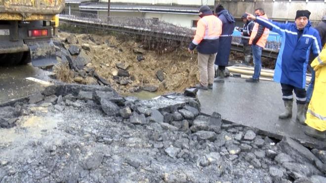 Cadde trafie kapand, ekipler almalara balad.