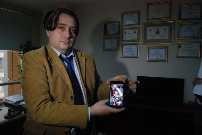 "SABAHA KADAR TKTOK VDEOSU EKYOR"    Einin zellikle ocuklara kar ilgisizlii nedeniyle boanma srecine girdiklerini dile getiren i adam,    ?Benim zellikle Tiktok videolar konusunda rahatszlm sz konusu. Boanma henz gereklemedi ancak eimle ayr evlerde kalyoruz. Eim, geceden sabaha kadar Tiktok videosu ekiyor. Hatta bu mesai sabahlara kadar sryor. Byk kzm srekli bana mesaj yollayp lene kadar kahvalt yapamadn, annesini uyandramadn sylyor. Ben gidip kzlarm doyuruyordum. Eimi defalarca uyardm. Takipi saysn artrmak iin mi yoksa sosyal medyadan para kazanmak iin mi bilmiyorum ama Tiktok yznden bu ocuklarn ilgisiz kalmas ve aile kavramnn sarslmas sz konusu..."