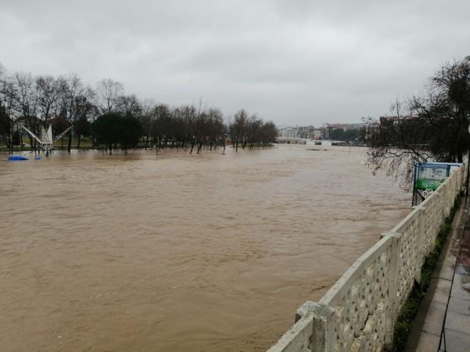 stinat duvarlarnn ykld ayn etrafndaki aralarn ekilmesi iin Biga Belediyesi ve trafik ekipleri gece boyunca anonslar yapt.