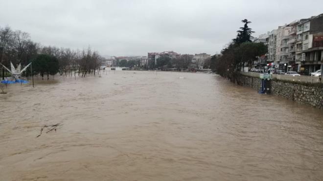 Biga Kaymakam Erdin Dolu yapt aklamada, "Meteorolojik deerlendirmeler sonucunda ilemizde youn kar ya beklendiinden ilemiz genelindeki tm kamu kurum ve kurulularnda hamile personellerimiz ile engelli personellerimiz 3 ubat Perembe gn 1 gn sreyle idari izinli saylacaktr. Ulamda meydana gelebilecek olumsuzluklar sebebiyle vatandalarmzn zorunlu olmadka zel aralaryla trafie kmamalar, trafie kacaklarn zincir, takoz, ekme halat gibi malzemeleri aralarnda bulundurmalar ve dikkatli olmalar gerekmektedir.