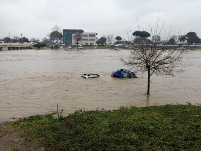 Youn kar yann beklendii anakkale'nin Biga ilesinde, dn akamdan beri yaan yamur, hayat olumsuz etkiledi. Kocaba aynn tamas sonucu onlarca ara sular altnda kald.