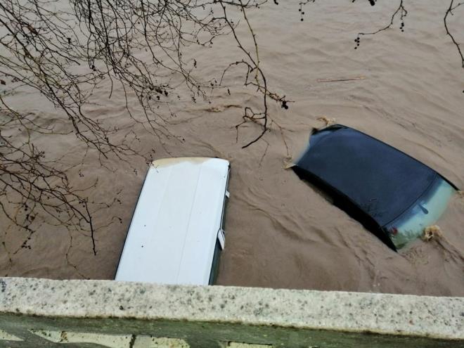 Srcler le Emniyet Mdrl ekiplerince uyarlrken, belediye ekipleri baz aralar kaldrmak iin youn aba sarf etti. Sahiplerinin ile dnda olduu belirlenen aralar ise sular altnda kald.