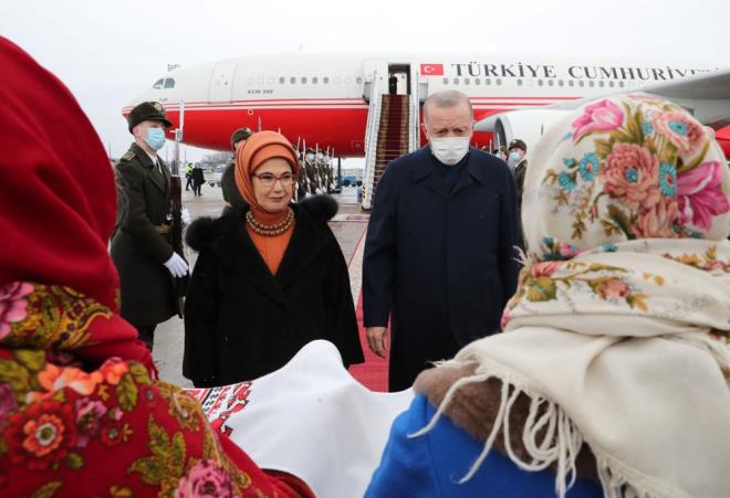 Cumhurbakan Erdoan' Boryspil Havaliman'nda Trkiye'nin Kiev Bykelisi Yamur Ahmet Gldere, ei Seda Gldere, Ukrayna'nn Ankara Bykelisi Vasl Bodnar ile Ukrayna Dileri Bakanl yetkilileri karlad.