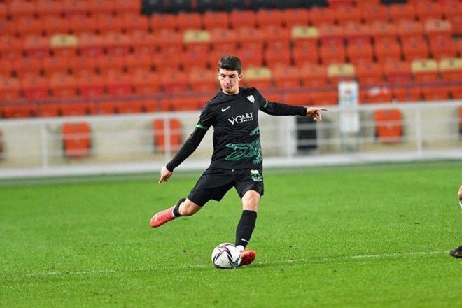 TAHA ALTIKARDE    Trabzonspor'un Bursaspor'dan yapt nc transfer 2003 doumlu Taha Altkarde, Karadeniz ekibi gen oyuncuyla 4,5 yllk anlama imzalad.     Yaplan anlamaya gre futbolcuya;    2021/22 futbol sezonu ikinci yars iin 1.500.000.-TL, 2022/23 futbol sezonu iin 3.000.000.-TL garanti cret denecektir. Sonraki sezonlarda bir nceki sezon ald crete (Tfe+fe/2) orannda art uygulanarak deme yaplacaktr.