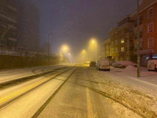 Belediye ekipleri sabahn ilk saatlerinde yollarda herhangi bir olumsuzluk yaanmamas iin almalarna devam ediyor.
