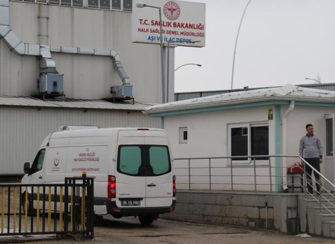 Ankara'da kullanlacak alar da ana depodan salk personeli eliinde Yenimahalle'deki Ankara Halk Sal Mdrl A ve Antiserum Datm Merkezine getirildi.    Burada aklama yapan l Salk Mdrl souk zincir sorumlusu Hlya Ylmaz, a takip sisteminden, alar teslim aldklarna dair ilem yaptklarn aktard.    Alarn 2-8 derecedeki depolara yerletirildiini belirten Ylmaz, alar salk personeli eliinde souk zincirini krmadan Ankara ehir Hastanesine ulatrdklarn syledi.