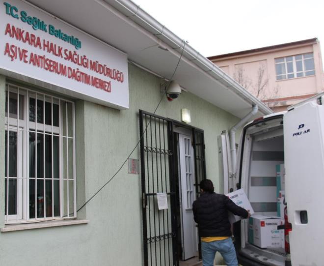 Ann retildii fabrikadan depoya kadar srecinin incelendiini belirten Koz, depoya gelen alarn souk zincir kartlarna bakldn ifade etti.    Karekodlama ileminden sonra stok kaydn girdiklerini dile getiren Koz, "lk sevkiyatmz Ankara l Salk Mdrlne yaptk, oradan da Ankara ehir Hastanesine teslim edilecek" diye konutu.