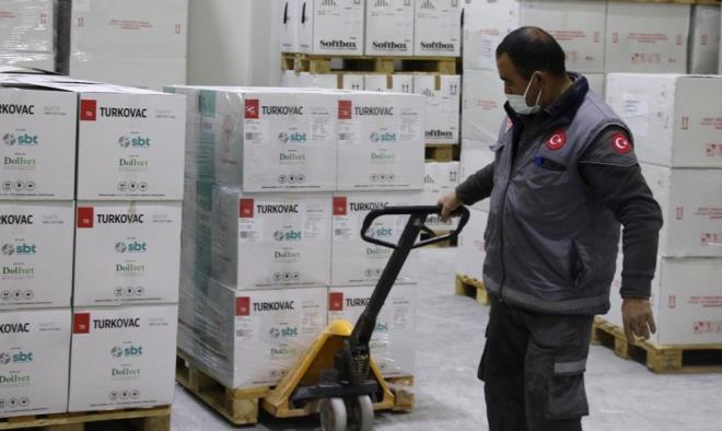 Alarn bulunduu Pursaklar'daki depoda basn mensuplarna aklamalarda bulunan Ankara l Salk Mdrl souk zincir sorumlusu Cengiz Koz, TURKOVAC'n ikinci teslimatn yapmaya baladklarn syledi.