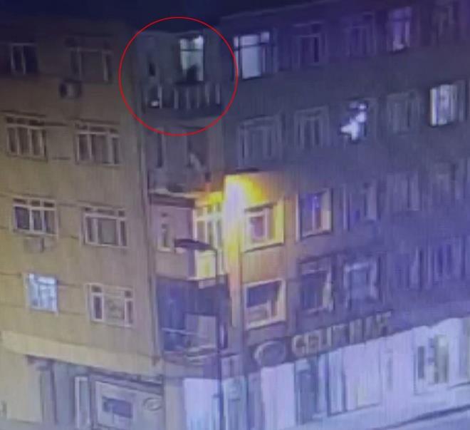 Polis, 30 yandaki Kbra Ece'nin lm nedeniyle ilgili inceleme yapt. Olay srasnda evde bulunan Mikail ., Hami A., Mehmet Emre ., Mahmut Emir ., Aye ., Muhammed Ali . ve Brezilya doumlu Luizia Marina R.C. Kkekmece Cumhuriyet Basavcl'nn talimatyla gzaltna alnd.    Kbra Ece'nin, eski sevgilisi Mehmet Emre . ve evde bulunan dier kiilerle birlikte gece ge saatlere kadar oturduklar ancak ikilinin kskanlk nedeniyle tartt ileri srld.