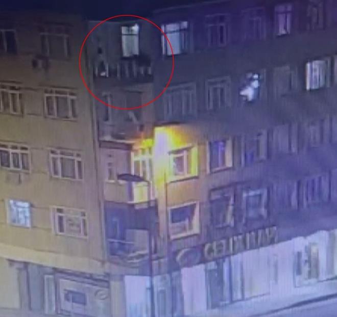 Kbra Ece'nin sinirlenerek kendisini bolua brakt ne srlrken kar binada oturan bir kiinin duyduu barma sesleri zerine cep telefonu ile bu evi grntledii ortaya kt.      Grntlerde barma seslerinin duyulmasndan ksa sre sonra Kbra Ece?nin balkona koarak kendisini bolua brakt grld.