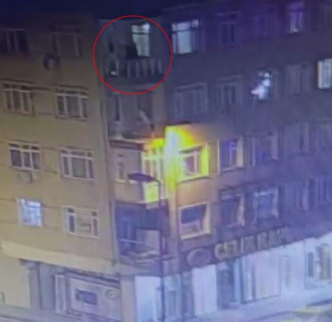 Olay, geen 30 Ocak Pazar gn sabaha kar saat 05.00 sralarnda meydana geldi. Gmpala Mahallesi?ndeki bir binann 4?nc katndan derek ar yaralanan Kbra Ece, Avclar Murat Klk Devlet Hastanesi'ne kaldrd. Ancak Kbra Ece hastanede hayatn kaybetti.