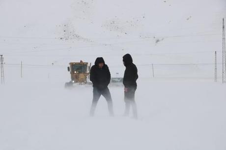 Marmara: Paral ok bulutlu, blgenin dou kesimleri yamurlu, Bilecik evrelerinin karla kark yamur ve kar yal geecei tahmin ediliyor.
