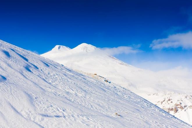 Maine niversitesi'nden alt kii de dahil olmak zere bir bilim insan ve dac ekibi, 2019'da buzulu ziyaret etti ve 10 metre uzunluundaki bir buz ekirdeinden rnekler toplarken, veri toplamak ve bir soruyu yantlamak iin dnyann en yksek iki otomatik hava istasyonunu kurdular.