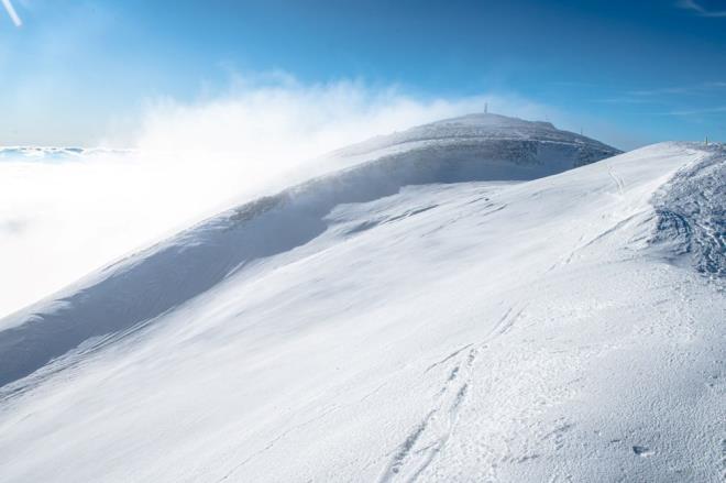 Aratrmada, South Col Buzulu'nda olumas yaklak 2 bin yl sren buzun, yaklak 25 ylda eridii, bu da olutuu sreden 80 kat daha hzl inceldii anlamna geldiinin alt izildi.    Aratrmaclar, Nature Portfolio Journal Climate and Atmospheric Science'da yaymlanan almada, buzul erimesinin geni apta meydana geldii, gezegenin en yksek noktalarndaki buzullara bilimsel ilginin dk kaldn syledi.
