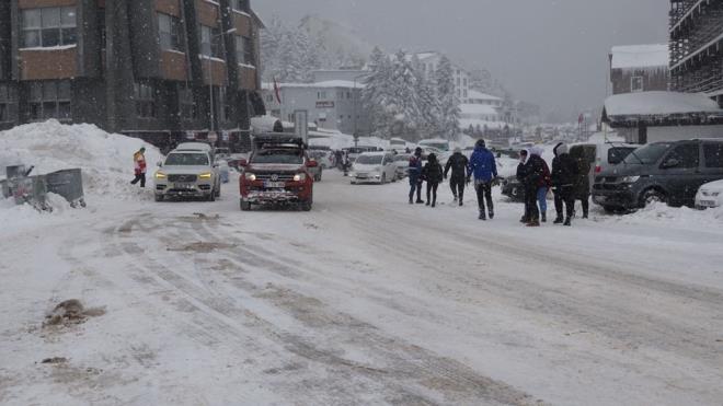 Kar kalnlnn 110 santimetre, hava scaklnn da sfrn altnda 8 dereceyi grd Uluda'a gelen yerli ve yabanc turistler kar keyfini yaad.