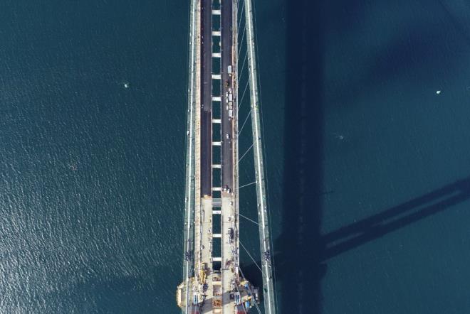 Asma kpr ve otoyol gzergahnda yapm almalar devam ediyor. 1915 anakkale Kprs kule kesonlarnn konumlandrld alanda deniz dibi tarama almalar tamamland. Kule keson temellerinin konumlandrld alandaki deniz tabannda zemin iyiletirmesi iin Asya kulede 165, Avrupa'da ise 203 olmak zere 2,5 metre apndaki 368 elik kazk akld.