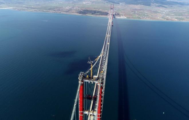 Ana kablo imalatlar kapsamnda orta aklklarda 288, yan aklklarda ilave 16 kablo demeti ile toplam 304 kablo demetinden oluan ana kablo montaj ile tabliyeleri ana kabloya balayan kelepe ve ask halat montaj almalar da sonland. Ana kabloyu d etkilerden de koruyacak tel sarg almalar sryor.