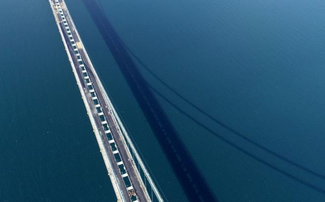 Seyit Onba'nn top mermisi zirveye yerletirilecek  <br>  Tabliye boya ve rzgar bariyerlerinin montaj almalar da devam ediyor.  <br>  318 metre yksekliindeki elik kulelerin zerine yerletirilecek 16 metre uzunluundaki, Seyit Onba'nn anakkale Savalar'nda namluya srd top mermisini temsil eden mermi figr imta firmas tarafndan Gemlik fabrikalarnda hazrlanyor.  <br>  1915 anakkale Kprs hari olmak zere otoyol kesimi ve yaklam viyadklerinin tamam anma (BSK) seviyesinde tamamlanrken, asma kprdeki st yap imalatlar gerekletiriliyor.