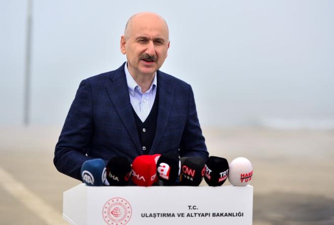 Gelecekte grmeyi hedefledikleri "Trkiye" fotorafn daha da netletirdiklerini vurgulayan Karaismailolu, u deerlendirmelerde bulundu:    "Btnsel kalknma odakl mobilite, dijitalleme ve lojistik dinamikleriyle ekillenen, yeni, etkin ve dnyay corafyamza entegre etmeyi hedefleyen iddial bir srecimiz var ve bu sreci ulamn her modunda baaryla ynetiyoruz. 1915 anakkale Kprs hem blgesinin hem de Trkiye'nin kalknmasna ciddi faydalar salayacak."