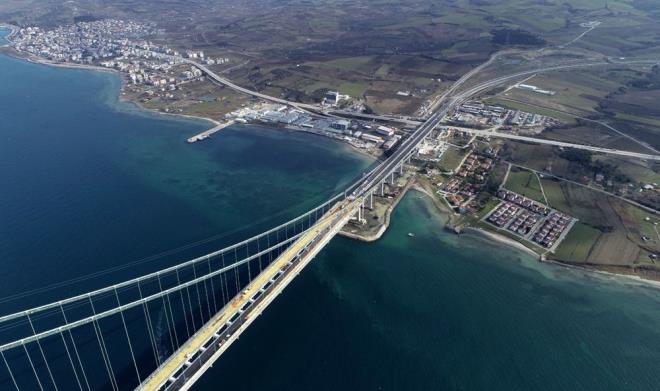 Ulamdaki entegrasyon, kaliteyi artracak  <br>  Otoyol ve 1915 anakkale Kprs, Trkiye ekonomisinin en gelimi blgesi olan ve nfusun nemli bir blmnn yaad Marmara ve Ege blgelerindeki limanlar, demir yolu ve hava ulam sistemlerinin kara yolu ulam projeleri ile entegrasyonunu salayarak, bu blgelerde ekonomik geliime ve sanayinin ihtiya duyduu dengeli bir planlama ve yaplanmann oluturulmasna imkan sunacak.