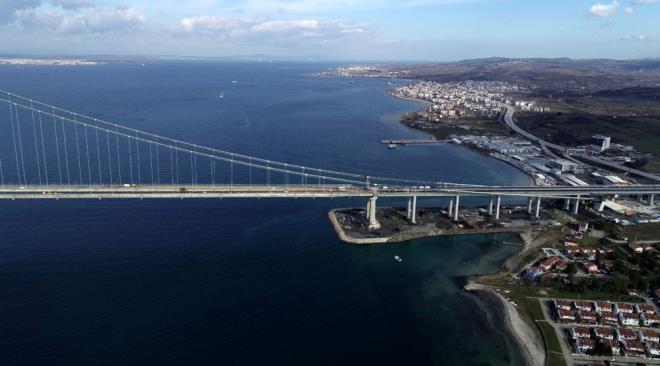 "anakkale Boaz'nn gerdanl" olarak nitelendirilen proje iin Asya yakasnda bulunan Lapseki ekerkaya ile Avrupa yakasnda yer alan Gelibolu Stlce mevkilerindeki antiyelerde Ulatrma ve Altyap Bakanl Karayollar Genel Mdrl grevlilerinin yan sra 559'u mhendis 4 bin 62 personel ile 550 i makinesi alyor.