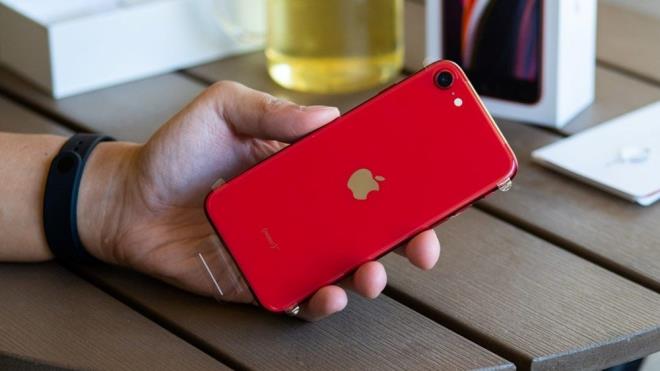 Ancak son raporlar, irketin 2020'deki iPhone SE'yi biraz gelitirip iPhone SE+ 5G olarak satacan gsteriyor.    Ekran Tedarik Zinciri Danmanlar (DSCC) CEO?su Ross Young'un yeni paylamna gre iPhone SE+ 5G'nin ekran retimleri balad.