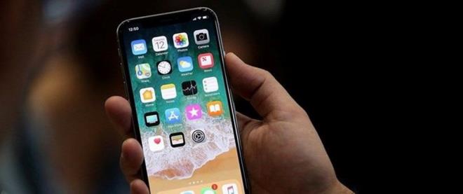 Cihazn ad da henz belli olmad. Seenekler arasnda  iPhone SE 3, iPhone SE 2022 ya da iPhone SE Plus bulunuyor.    5G zellikli olaca belirtilen cihazn 300 dolar etikete sahip olaca aktarld. Trkiye'de son kurlara gre 4000 lira civarna denk geliyor. Bu fiyata vergiler de eklenecek.     Trkiye'de satlan 2020 model iPhone SE 2'de KDV ve dier yasal cretlerin toplam 3 bin 203 liraya denk geliyor.     iPhone SE 2020 modelinin ABD sat fiyat 399 dolar. Cihazn Trkiye fiyat ise 7 bin 799 lira.