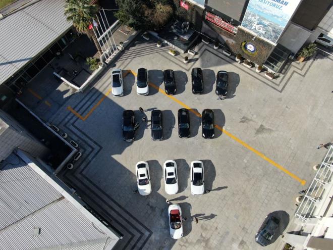 stanbul Emniyet Mdrl, lks aralar sahte belgelerle piyasa sren ebekeye operasyon dzenledi.