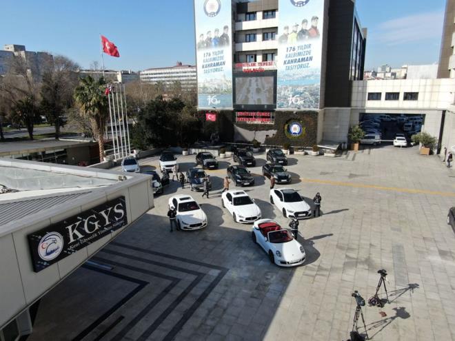 pheliler hakknda  "5607 Sayl Kanuna Muhalefet" ve "Resmi Belgede Sahtecilik" sularndan adli ilem balatlrken el konulan lks aralar emniyet mdrlnn bahesinde sergilendi.