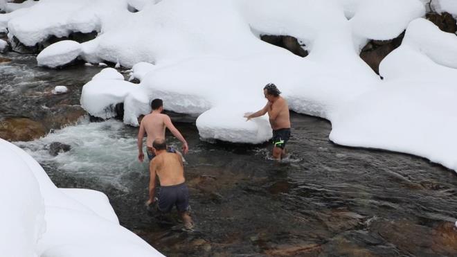 amlhemin ilesi 1300 rakmdaki at Vadisi?nde toplanan katlmclar kara aldr etmeden Frtna Deresi?nin buz gibi suyuna girip, tulumun ezgileri ile horon oynad.