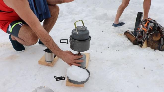 at Kprs?nde, oban atei etrafnda tulum eliinde horon oynayan katlmclar, kar suyu ile demlenen aylar ierek sndlar.