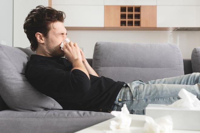 ?KOKU KAYBI LKLER VE SOSYAL YAAMI ETKLER?    Bununla birlikte uzmanlar, hastalarnn nemli bir blmnn koku tedavisini etkisiz bulduunu ve yeni tedavilere ihtiya olduunun altn izdi.    Profesr Carl Philpott ise, "nsanlar kokunuzu ve tadnz kaybetmenin ne kadar zayflatc olabileceinin farknda deiller? derken, ?Tek bir nn tadn karamamak, hastalarn ilikilerini ve sosyal yaamlarn byk lde etkiler? diye konutu.