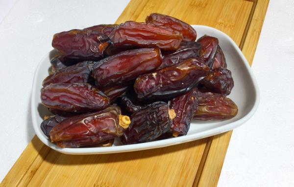 Hurmann insan salna olan faydalar saymakla bitmiyor. Hurma da A,B,C vitaminleri gibi birok vitamin ve mineral bulunuyor. yaplan bir aratrmaya gre, gnde 3 adet hurmann kalp krizi riskini neredeyse sfra indirdii anlalmtr.