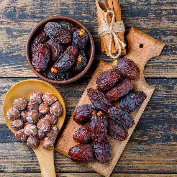 Osteoporozu engelliyor<br>  erdii zengin kalsiyum sayesinde zellikle kadnlarda geliebilecek olan kemik erimesi rahatszlklarn engelledii syleniyor. Dolaysyla gnde 3 adet hurma tketerek hem Osteoporozu engellemi olursunuz hem de gnlk kalsiyum ihtiyacnz karlam olursunuz.