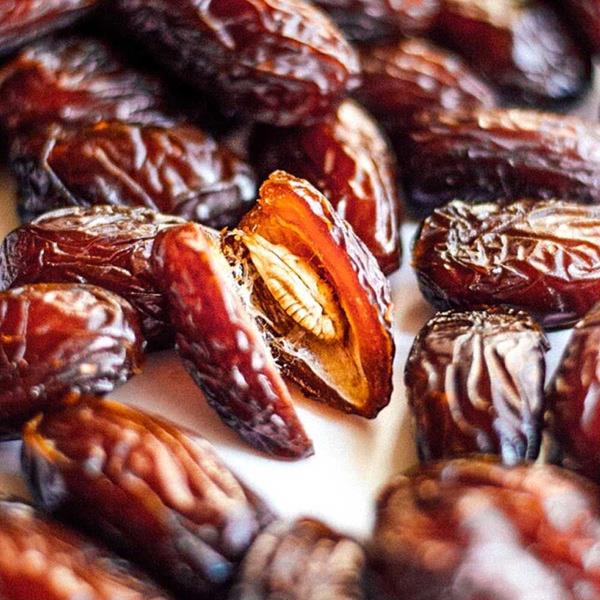 Zeka seviyesini etkiliyor  <br>  Hurmann ierisinde yer alan eitli vitamin ve mineraller hafzanz glendirerek beyninizin daha iyi almasn salyor. Tpk kuruyemiler gibi hurmada harika bir attrmalktr. indeki frktoz size bitmek bilmeyen bir enerji verir.