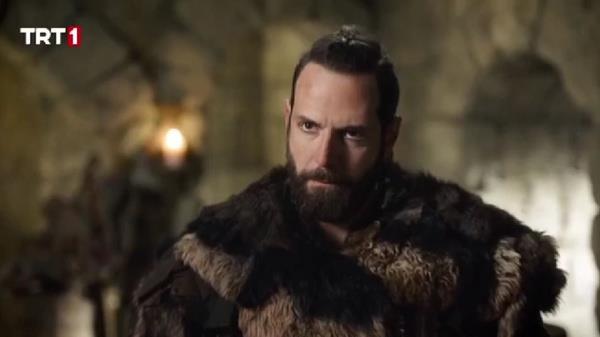 Dizide Alparslan rolne hayat veren Bar Ardu, bir sahnede tartma yayor. Dman yakalayan Alparslan, kestii ba da yannda getirirken ortaya atyor. Dizide kesik ban ak bir ekilde ekrana getirilmesi tepkilere neden oldu.