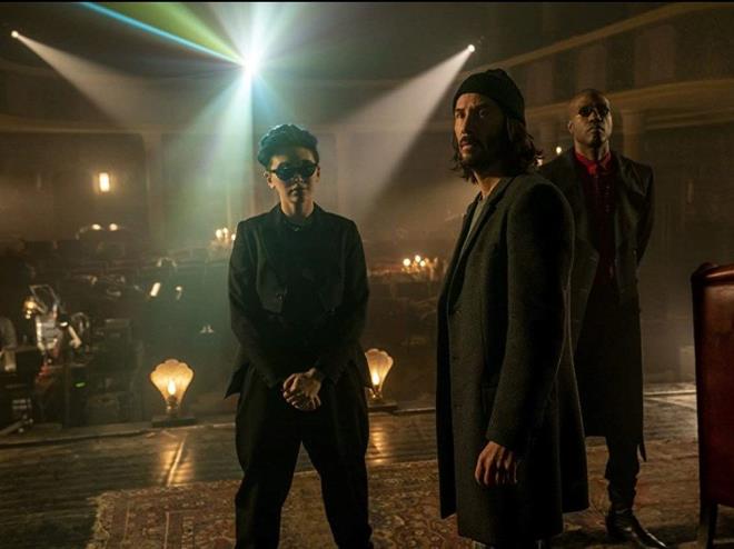 The Matrix Resurrections yapmclarndan Village Roadshow, giedeki baarszl filmin sinemalarla e zamanl olarak HBO Max'te gsterime girmesine balad.
