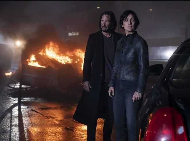 Yapmc Village Roadshow, Warner Bros. stdyolarnn HBO Max'e ekmek iin The Matrix Resurrections'n sinemalardaki gsterimini sabote ettiini iddia ederek dava at.