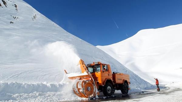 I TEHLKES UYARISI    Karadeniz'in i kesimleri ile Dou Anadolu'nun yksek kar rtsnn bulunduu eimli yamalarda  riski olmasndan dolay meydana gelebilecek olumsuzluklara kar dikkatli ve tedbirli olunmas gerekmektedir.