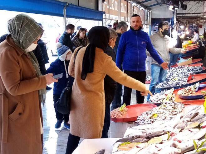 Havalarn soumasyla birlikte son 15 gnde balklarn ana taklan hamsi miktar nemli oranda artt.