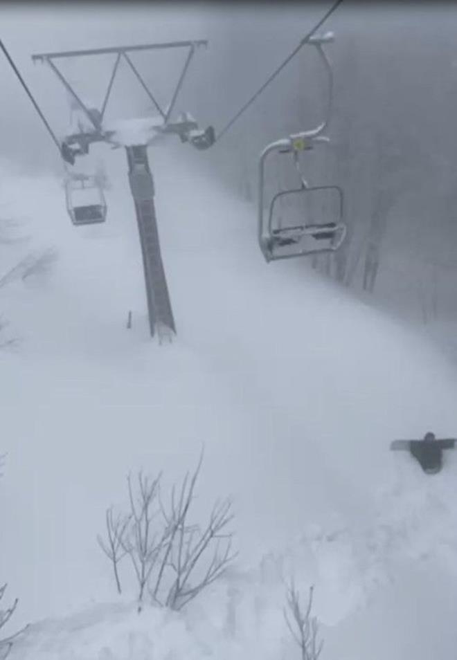 Arza 1 saat boyunca giderilemedi. Soua dayanamayan vatandalardan bazlar telesiyejden atlayarak kurtuldu.