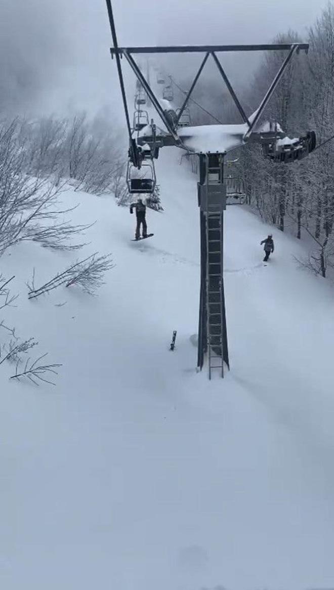 Mahsur kaldklarn sosyal medyadan yapt paylamlarla duyuran vatandalardan biri, "Telesiyejler 1 saattir almyor. uan donduk. nsanlar telesiyejden aaya atlamaya baladlar. ok kt durumdayz, yoruz. Birazdan hipotermiye gireceiz" dedi.