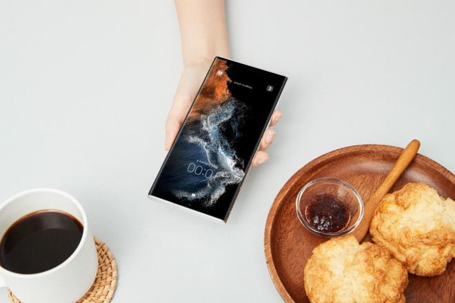 8 ekirdekli Samsung Exnos 2200, 2.8 GHz gce sahip. Yonga setinde 1 tane 2.8 GHz ARM Cortex-X2, 3 tane 2.5 GHz ARM Cortex-A710 ve 4 adet 1.7 GHz ARM Cortex-A510 bulunuyor.     Cihaz grafik desteini ise Samsung Xclipse 920'den alyor.     Cihazn 12 ve 16 GB RAM ve 128 GB, 256 GB ve 512 GB'lik depolama seenekleri bulunuyor.     Cihaz Phantom Black, Phantom White, Green, Burgundy renk alternatiflerine sahip.