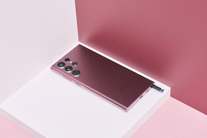 Serinin en st dzey telefonu ise Samsung Galaxy S22 Ultra.     Samsung'un Note serisini sonlandrmasyla Note ve S serilerinin zellikleri Ultra'da birlemi durumda.