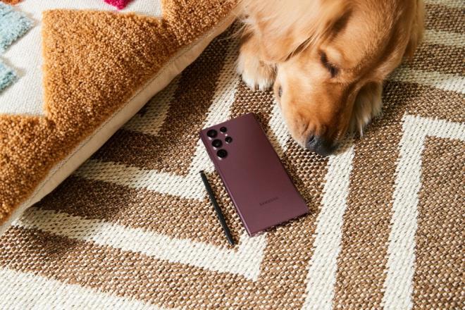 Samsung Galaxy S22 Ultra hem tasarm hem boyut hem zellik olarak ailenin dier yelerinden ayrlyor.     Samsung Galaxy Note serisinin imzas saylan S-Pen bu cihazda da kullanlm. stelik S-Pen, Samsung Galaxy S22 Ultra'nn iine gml halde geliyor.