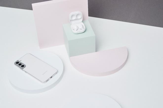 Galaxy S22 Plus ise 6.6 inlik ekran ve 4500 mAh'lk bataryasyla S22'den boyut olarak ayrlyor.     Cihaz 8 GB RAM ve 128 GB dahili depolamayla geliyor. Ayrca S22'deki hzl arj destei S22 Plus'ta 45 W'ye kyor.