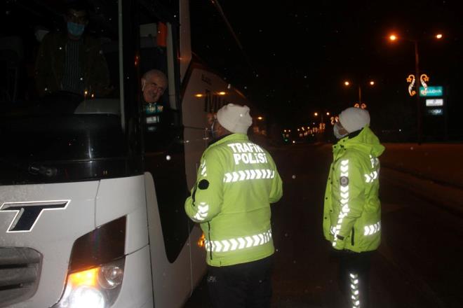 Karayollar ve belediye ekipleri, ehirler aras karayollarn trafie ak tutmak iin almalarn aralksz srdryor.