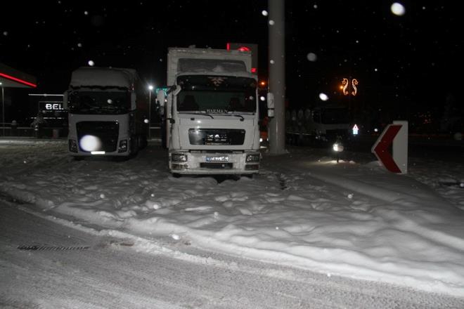 Kentte dn gece balayan kar ya ve tipi etkisini artrd.