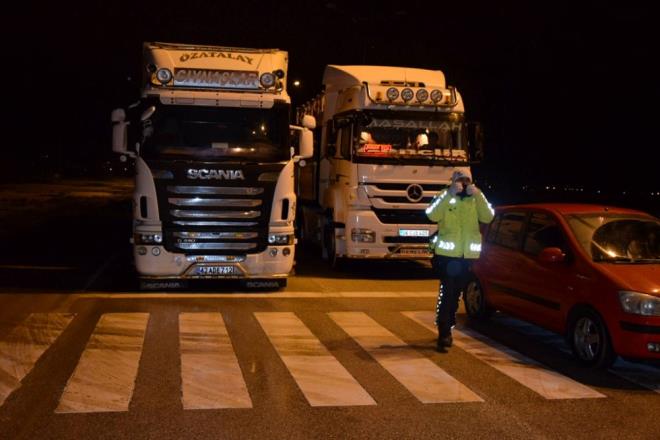 Ekipler, ekici ve yolcu otobslerini otogar ve dinlenme tesislerine ynlendiriyor.