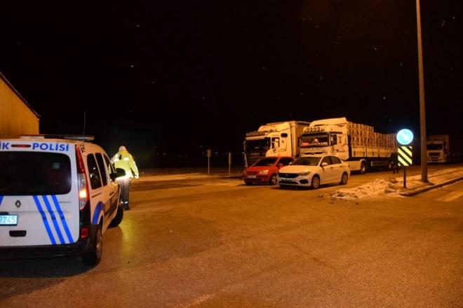 Konya-Beyehir yolu ise otobs ve ekici tr aralara, her iki ynden kapatld.